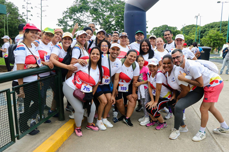 Isabel Herrera y Roney Pino ganaron la Caminata 5K del Banco del Tesoro